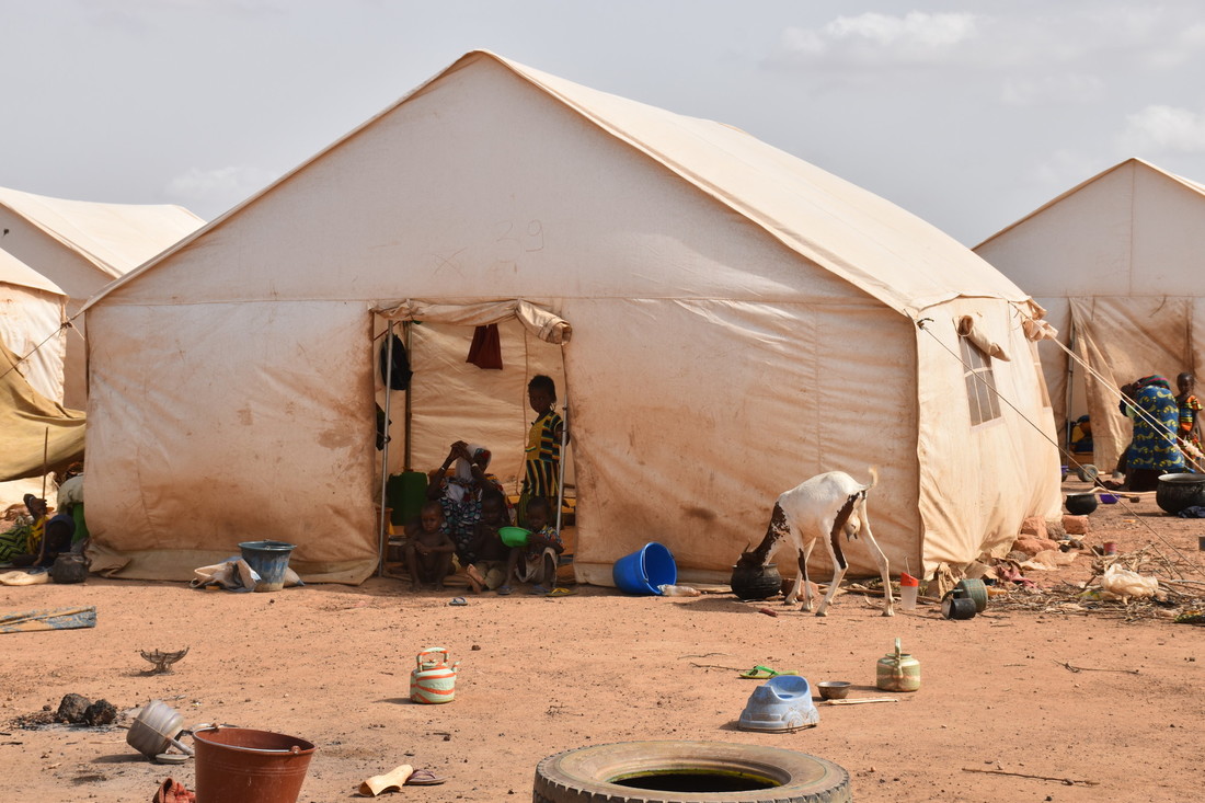 Eine Unterkunft, die ursprünglich für einen Haushalt gedacht war, beherbergt jetzt über 50 Personen im Barsolgo Camp, Burkina Faso.