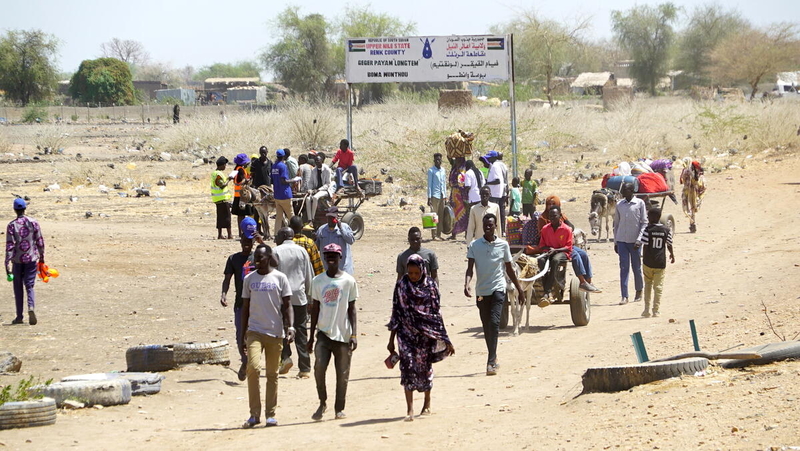 Tausende Menschen fliehen vor der Gewalt im Sudan und strömen in den Südsudan 