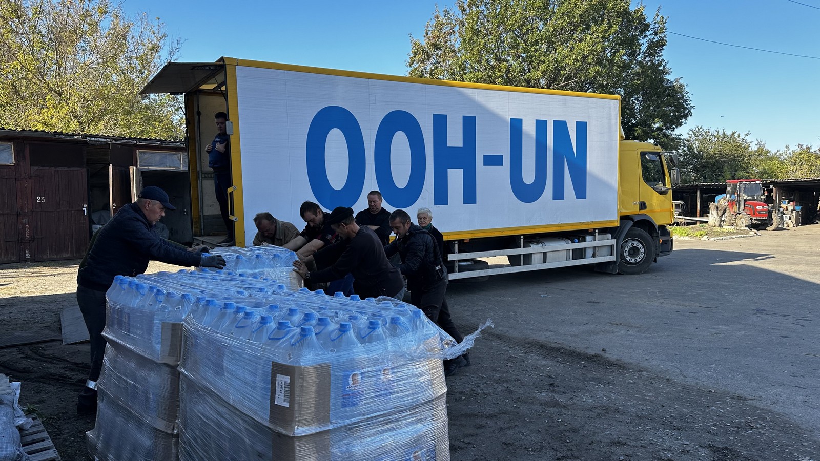 UN-Organisationen und NGOs helfen Menschen mit lebenswichtigen Gütern in Hroza, Region Charkiw.